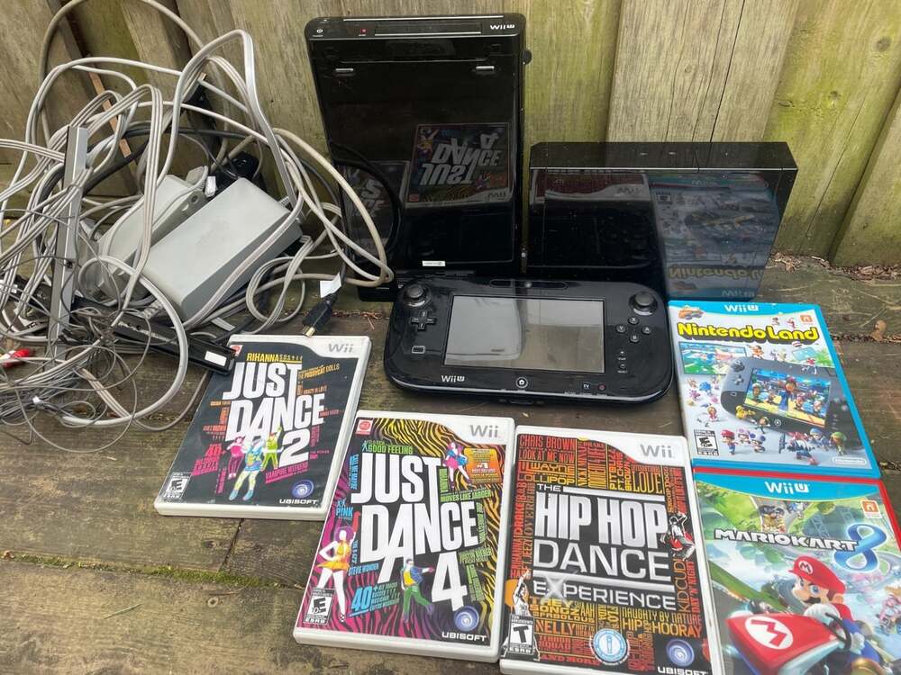 Nintendo Wii U Deluxe 32GB System Bundle Mario Kart 8, Nintendo Land, Just Dance